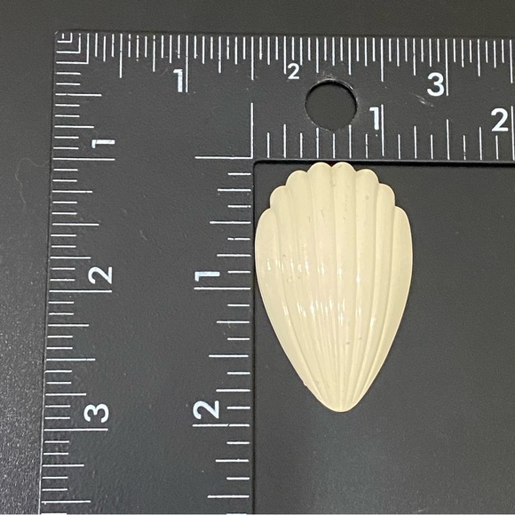 Vintage LIEBA USA Enameled Shell-Shaped Gold-tone Scarf Clip 13g. - Picture 4 of 12